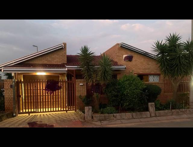 3 BEDROOM HOUSE FOR SALE IN PHOMOLONG